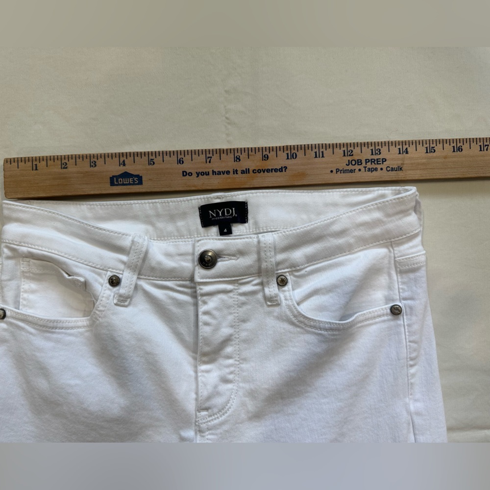 NYDJ. WOMEN. KNEE. PANTS. White Size 4 - Picture 5 of 8